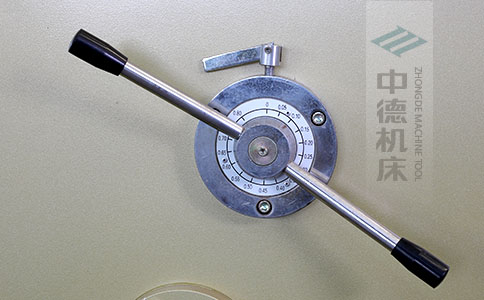 ZDS-832剪板機(jī)刀片間隙手動(dòng)調(diào)節(jié)器，刻度清淅，調(diào)節(jié)省力又簡(jiǎn)便.jpg