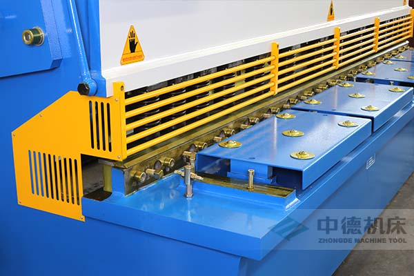 ZDS-2032剪板機進料口，安全防護，進料無阻，又能直接觀看到燈光對線的剪切位置.jpg