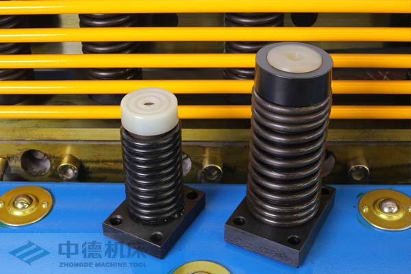 ZDS-2032采用高品質壓料油缸，不滲油不會在板材表面留有油污.jpg