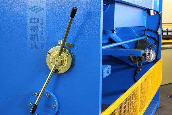 ZDS-432剪板機刀片間隙手動調節器，刻度清淅，調節省力又簡便.jpg