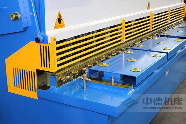 ZDS-432剪板機進料口，安全防護，進料無阻，又能直接觀看到燈光對線的剪切位置.jpg